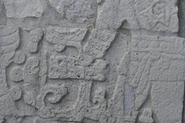 Chichen Itza Arkeolojik Kompleks-Mimari Detayları, ChichenItza 'da bazıları restore edilmiş, bazıları çeşitli aşamalarda korunmuş birkaç taş bina içerir. Binalar, Sacbeb adı verilen asfalt bir ağ ile birbirine bağlıdır..