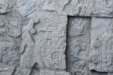 Chichen Itza Arkeolojik Kompleks-Mimari Detayları, ChichenItza 'da bazıları restore edilmiş, bazıları çeşitli aşamalarda korunmuş birkaç taş bina içerir. Binalar, Sacbeb adı verilen asfalt bir ağ ile birbirine bağlıdır..