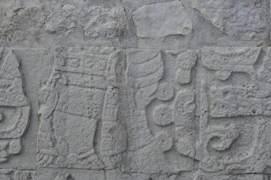 Chichen Itza Arkeolojik Kompleks-Mimari Detayları, ChichenItza 'da bazıları restore edilmiş, bazıları çeşitli aşamalarda korunmuş birkaç taş bina içerir. Binalar, Sacbeb adı verilen asfalt bir ağ ile birbirine bağlıdır..
