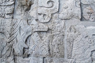 Chichen Itza Arkeolojik Kompleks-Mimari Detayları, ChichenItza 'da bazıları restore edilmiş, bazıları çeşitli aşamalarda korunmuş birkaç taş bina içerir. Binalar, Sacbeb adı verilen asfalt bir ağ ile birbirine bağlıdır..