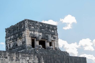 Chichen Itza Arkeolojik Kompleks-Mimari Detayları, ChichenItza 'da bazıları restore edilmiş, bazıları çeşitli aşamalarda korunmuş birkaç taş bina içerir. Binalar, Sacbeb adı verilen asfalt bir ağ ile birbirine bağlıdır..