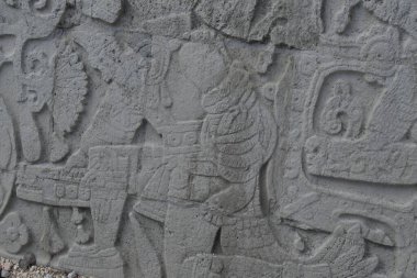 Chichen Itza Arkeolojik Kompleks-Mimari Detayları, ChichenItza 'da bazıları restore edilmiş, bazıları çeşitli aşamalarda korunmuş birkaç taş bina içerir. Binalar, Sacbeb adı verilen asfalt bir ağ ile birbirine bağlıdır..