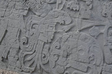 Chichen Itza Arkeolojik Kompleks-Mimari Detayları, ChichenItza 'da bazıları restore edilmiş, bazıları çeşitli aşamalarda korunmuş birkaç taş bina içerir. Binalar, Sacbeb adı verilen asfalt bir ağ ile birbirine bağlıdır..