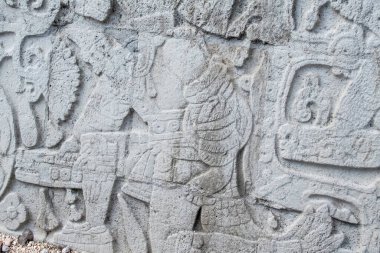 Chichen Itza Arkeolojik Kompleks-Mimari Detayları, ChichenItza 'da bazıları restore edilmiş, bazıları çeşitli aşamalarda korunmuş birkaç taş bina içerir. Binalar, Sacbeb adı verilen asfalt bir ağ ile birbirine bağlıdır..