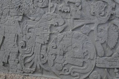 Chichen Itza Arkeolojik Kompleks-Mimari Detayları, ChichenItza 'da bazıları restore edilmiş, bazıları çeşitli aşamalarda korunmuş birkaç taş bina içerir. Binalar, Sacbeb adı verilen asfalt bir ağ ile birbirine bağlıdır..