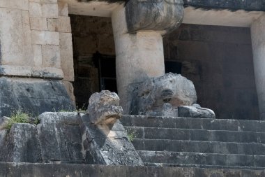 Kukulkan 'ın Chichen Itza Piramidi - Yılan başı Kukulkan Piramidi, El Castillo veya Kukulkan Tapınağı olarak da bilinir, arkeolojik alan olan Chichen Itzamid' de bulunur. Piramit Toltec kökenli tüylü yılan tanrısı Kukulkan 'ın anısına inşa edilmiş bir tapınaktır..