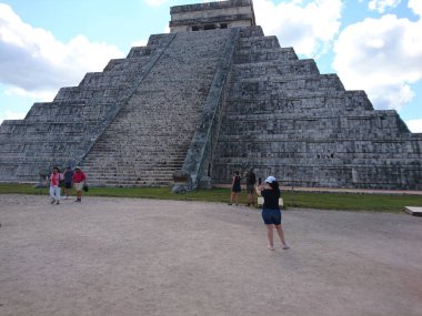 Kukulkan Piramidi (El Castillo veya Kukulkan Tapınağı olarak da bilinir), Chichen Itza arkeolojik sahasının merkezinde yer alan Mezoamerikan piramidi. Basamaklı piramit, tüylü yılan tanrı Kukulkan 'ın anısına bir tapınaktır. 