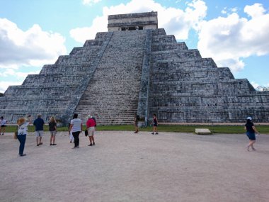 Kukulkan Piramidi (El Castillo veya Kukulkan Tapınağı olarak da bilinir), Chichen Itza arkeolojik sahasının merkezinde yer alan Mezoamerikan piramidi. Basamaklı piramit, tüylü yılan tanrı Kukulkan 'ın anısına bir tapınaktır. 