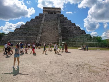 Kukulkan Piramidi (El Castillo veya Kukulkan Tapınağı olarak da bilinir), Chichen Itza arkeolojik sahasının merkezinde yer alan Mezoamerikan piramidi. Basamaklı piramit, tüylü yılan tanrı Kukulkan 'ın anısına bir tapınaktır. 