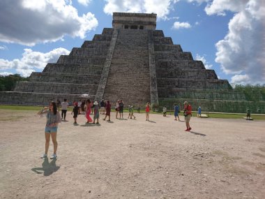 Kukulkan Piramidi (El Castillo veya Kukulkan Tapınağı olarak da bilinir), Chichen Itza arkeolojik sahasının merkezinde yer alan Mezoamerikan piramidi. Basamaklı piramit, tüylü yılan tanrı Kukulkan 'ın anısına bir tapınaktır. 