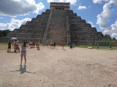Kukulkan Piramidi (El Castillo veya Kukulkan Tapınağı olarak da bilinir), Chichen Itza arkeolojik sahasının merkezinde yer alan Mezoamerikan piramidi. Basamaklı piramit, tüylü yılan tanrı Kukulkan 'ın anısına bir tapınaktır. 