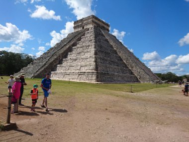 Kukulkan Piramidi (El Castillo veya Kukulkan Tapınağı olarak da bilinir), Chichen Itza arkeolojik sahasının merkezinde yer alan Mezoamerikan piramidi. Basamaklı piramit, tüylü yılan tanrı Kukulkan 'ın anısına bir tapınaktır. 