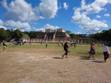 Maya dilinden ChichenItza Arkeolojik Kompleksi 'ndeki turistler Itz Çeşmesi' nin ağzında Maya uygarlığı tarafından inşa edilmiş ve Yucatn Yarımadası-Meksika 'nın orta-kuzey kesiminde yer alan büyük bir Kolombiya öncesi arkeoloji alanıdır..