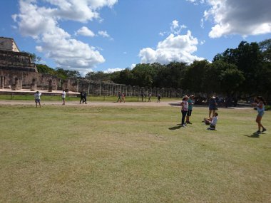 Maya dilinden ChichenItza Arkeolojik Kompleksi 'ndeki turistler Itz Çeşmesi' nin ağzında Maya uygarlığı tarafından inşa edilmiş ve Yucatn Yarımadası-Meksika 'nın orta-kuzey kesiminde yer alan büyük bir Kolombiya öncesi arkeoloji alanıdır..