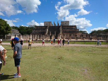 Maya dilinden ChichenItza Arkeolojik Kompleksi 'ndeki turistler Itz Çeşmesi' nin ağzında Maya uygarlığı tarafından inşa edilmiş ve Yucatn Yarımadası-Meksika 'nın orta-kuzey kesiminde yer alan büyük bir Kolombiya öncesi arkeoloji alanıdır..