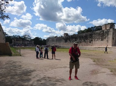 Maya dilinden ChichenItza Arkeolojik Kompleksi 'ndeki turistler Itz Çeşmesi' nin ağzında Maya uygarlığı tarafından inşa edilmiş ve Yucatn Yarımadası-Meksika 'nın orta-kuzey kesiminde yer alan büyük bir Kolombiya öncesi arkeoloji alanıdır..