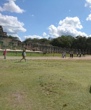 Maya dilinden ChichenItza Arkeolojik Kompleksi 'ndeki turistler Itz Çeşmesi' nin ağzında Maya uygarlığı tarafından inşa edilmiş ve Yucatn Yarımadası-Meksika 'nın orta-kuzey kesiminde yer alan büyük bir Kolombiya öncesi arkeoloji alanıdır..