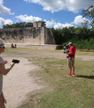 Maya dilinden ChichenItza Arkeolojik Kompleksi 'ndeki turistler Itz Çeşmesi' nin ağzında Maya uygarlığı tarafından inşa edilmiş ve Yucatn Yarımadası-Meksika 'nın orta-kuzey kesiminde yer alan büyük bir Kolombiya öncesi arkeoloji alanıdır..