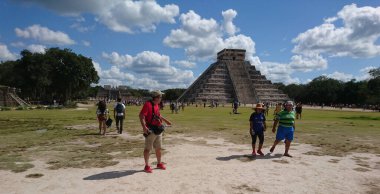 Kukulkan Piramidi (El Castillo veya Kukulkan Tapınağı olarak da bilinir), Chichen Itza arkeolojik sahasının merkezinde yer alan Mezoamerikan piramidi. Basamaklı piramit, tüylü yılan tanrı Kukulkan 'ın anısına bir tapınaktır. 