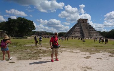 Kukulkan Piramidi (El Castillo veya Kukulkan Tapınağı olarak da bilinir), Chichen Itza arkeolojik sahasının merkezinde yer alan Mezoamerikan piramidi. Basamaklı piramit, tüylü yılan tanrı Kukulkan 'ın anısına bir tapınaktır. 
