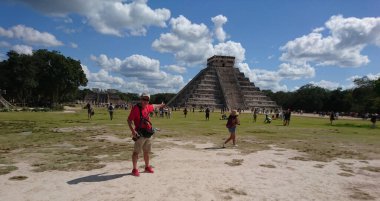 Kukulkan Piramidi (El Castillo veya Kukulkan Tapınağı olarak da bilinir), Chichen Itza arkeolojik sahasının merkezinde yer alan Mezoamerikan piramidi. Basamaklı piramit, tüylü yılan tanrı Kukulkan 'ın anısına bir tapınaktır. 