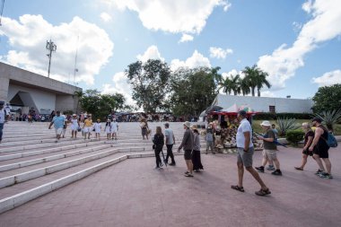 Maya dilinden ChichenItza Arkeolojik Kompleksi 'ndeki turistler Itz Çeşmesi' nin ağzında Maya uygarlığı tarafından inşa edilmiş ve Yucatn Yarımadası-Meksika 'nın orta-kuzey kesiminde yer alan büyük bir Kolombiya öncesi arkeoloji alanıdır..