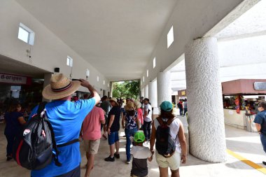 Maya dilinden ChichenItza Arkeolojik Kompleksi 'ndeki turistler Itz Çeşmesi' nin ağzında Maya uygarlığı tarafından inşa edilmiş ve Yucatn Yarımadası-Meksika 'nın orta-kuzey kesiminde yer alan büyük bir Kolombiya öncesi arkeoloji alanıdır..