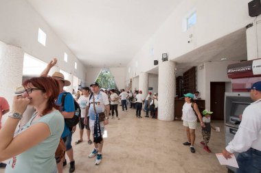 Maya dilinden ChichenItza Arkeolojik Kompleksi 'ndeki turistler Itz Çeşmesi' nin ağzında Maya uygarlığı tarafından inşa edilmiş ve Yucatn Yarımadası-Meksika 'nın orta-kuzey kesiminde yer alan büyük bir Kolombiya öncesi arkeoloji alanıdır..