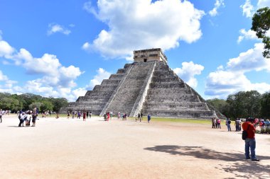 Kukulkan Piramidi (El Castillo veya Kukulkan Tapınağı olarak da bilinir), Chichen Itza arkeolojik sahasının merkezinde yer alan Mezoamerikan piramidi. Basamaklı piramit, tüylü yılan tanrı Kukulkan 'ın anısına bir tapınaktır. 