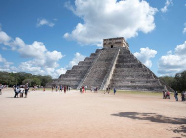 Kukulkan Piramidi (El Castillo veya Kukulkan Tapınağı olarak da bilinir), Chichen Itza arkeolojik sahasının merkezinde yer alan Mezoamerikan piramidi. Basamaklı piramit, tüylü yılan tanrı Kukulkan 'ın anısına bir tapınaktır. 