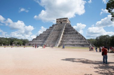Kukulkan Piramidi (El Castillo veya Kukulkan Tapınağı olarak da bilinir), Chichen Itza arkeolojik sahasının merkezinde yer alan Mezoamerikan piramidi. Basamaklı piramit, tüylü yılan tanrı Kukulkan 'ın anısına bir tapınaktır. 