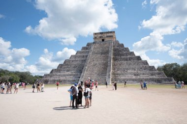 Kukulkan Piramidi (El Castillo veya Kukulkan Tapınağı olarak da bilinir), Chichen Itza arkeolojik sahasının merkezinde yer alan Mezoamerikan piramidi. Basamaklı piramit, tüylü yılan tanrı Kukulkan 'ın anısına bir tapınaktır. 