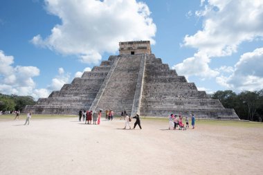 Kukulkan Piramidi (El Castillo veya Kukulkan Tapınağı olarak da bilinir), Chichen Itza arkeolojik sahasının merkezinde yer alan Mezoamerikan piramidi. Basamaklı piramit, tüylü yılan tanrı Kukulkan 'ın anısına bir tapınaktır. 