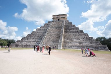 Kukulkan Piramidi (El Castillo veya Kukulkan Tapınağı olarak da bilinir), Chichen Itza arkeolojik sahasının merkezinde yer alan Mezoamerikan piramidi. Basamaklı piramit, tüylü yılan tanrı Kukulkan 'ın anısına bir tapınaktır. 