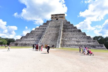 Kukulkan Piramidi (El Castillo veya Kukulkan Tapınağı olarak da bilinir), Chichen Itza arkeolojik sahasının merkezinde yer alan Mezoamerikan piramidi. Basamaklı piramit, tüylü yılan tanrı Kukulkan 'ın anısına bir tapınaktır. 