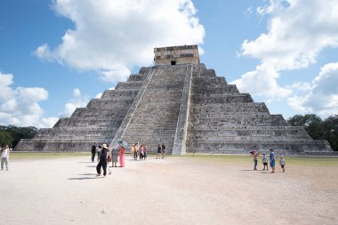 Kukulkan Piramidi (El Castillo veya Kukulkan Tapınağı olarak da bilinir), Chichen Itza arkeolojik sahasının merkezinde yer alan Mezoamerikan piramidi. Basamaklı piramit, tüylü yılan tanrı Kukulkan 'ın anısına bir tapınaktır. 