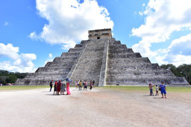 Kukulkan Piramidi (El Castillo veya Kukulkan Tapınağı olarak da bilinir), Chichen Itza arkeolojik sahasının merkezinde yer alan Mezoamerikan piramidi. Basamaklı piramit, tüylü yılan tanrı Kukulkan 'ın anısına bir tapınaktır. 