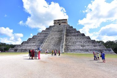 Kukulkan Piramidi (El Castillo veya Kukulkan Tapınağı olarak da bilinir), Chichen Itza arkeolojik sahasının merkezinde yer alan Mezoamerikan piramidi. Basamaklı piramit, tüylü yılan tanrı Kukulkan 'ın anısına bir tapınaktır. 