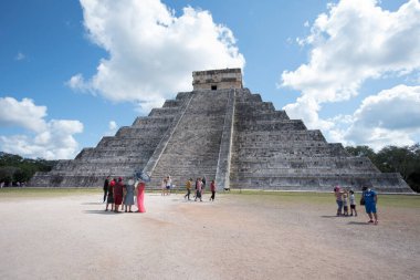 Kukulkan Piramidi (El Castillo veya Kukulkan Tapınağı olarak da bilinir), Chichen Itza arkeolojik sahasının merkezinde yer alan Mezoamerikan piramidi. Basamaklı piramit, tüylü yılan tanrı Kukulkan 'ın anısına bir tapınaktır. 