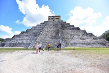 Kukulkan Piramidi (El Castillo veya Kukulkan Tapınağı olarak da bilinir), Chichen Itza arkeolojik sahasının merkezinde yer alan Mezoamerikan piramidi. Basamaklı piramit, tüylü yılan tanrı Kukulkan 'ın anısına bir tapınaktır. 
