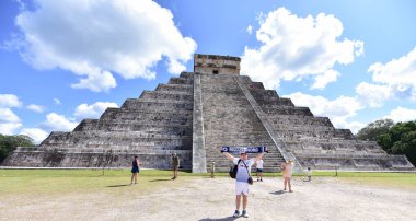 Kukulkan Piramidi (El Castillo veya Kukulkan Tapınağı olarak da bilinir), Chichen Itza arkeolojik sahasının merkezinde yer alan Mezoamerikan piramidi. Basamaklı piramit, tüylü yılan tanrı Kukulkan 'ın anısına bir tapınaktır. 
