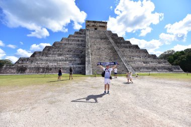Kukulkan Piramidi (El Castillo veya Kukulkan Tapınağı olarak da bilinir), Chichen Itza arkeolojik sahasının merkezinde yer alan Mezoamerikan piramidi. Basamaklı piramit, tüylü yılan tanrı Kukulkan 'ın anısına bir tapınaktır. 