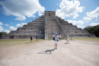 Kukulkan Piramidi (El Castillo veya Kukulkan Tapınağı olarak da bilinir), Chichen Itza arkeolojik sahasının merkezinde yer alan Mezoamerikan piramidi. Basamaklı piramit, tüylü yılan tanrı Kukulkan 'ın anısına bir tapınaktır. 