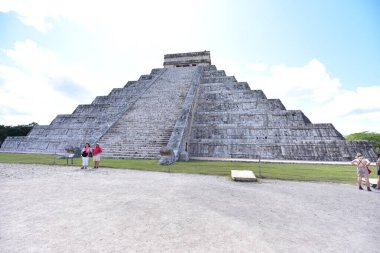 Kukulkan Piramidi (El Castillo veya Kukulkan Tapınağı olarak da bilinir), Chichen Itza arkeolojik sahasının merkezinde yer alan Mezoamerikan piramidi. Basamaklı piramit, tüylü yılan tanrı Kukulkan 'ın anısına bir tapınaktır. 