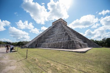 Kukulkan Piramidi (El Castillo veya Kukulkan Tapınağı olarak da bilinir), Chichen Itza arkeolojik sahasının merkezinde yer alan Mezoamerikan piramidi. Basamaklı piramit, tüylü yılan tanrı Kukulkan 'ın anısına bir tapınaktır. 