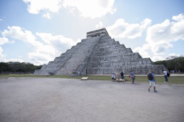 Kukulkan Piramidi (El Castillo veya Kukulkan Tapınağı olarak da bilinir), Chichen Itza arkeolojik sahasının merkezinde yer alan Mezoamerikan piramidi. Basamaklı piramit, tüylü yılan tanrı Kukulkan 'ın anısına bir tapınaktır. 