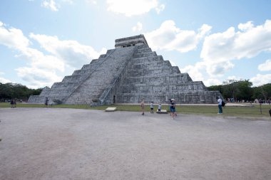 Kukulkan Piramidi (El Castillo veya Kukulkan Tapınağı olarak da bilinir), Chichen Itza arkeolojik sahasının merkezinde yer alan Mezoamerikan piramidi. Basamaklı piramit, tüylü yılan tanrı Kukulkan 'ın anısına bir tapınaktır. 