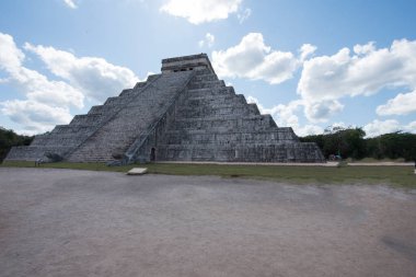 Kukulkan Piramidi (El Castillo veya Kukulkan Tapınağı olarak da bilinir), Chichen Itza arkeolojik sahasının merkezinde yer alan Mezoamerikan piramidi. Basamaklı piramit, tüylü yılan tanrı Kukulkan 'ın anısına bir tapınaktır. 