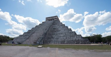 Kukulkan Piramidi (El Castillo veya Kukulkan Tapınağı olarak da bilinir), Chichen Itza arkeolojik sahasının merkezinde yer alan Mezoamerikan piramidi. Basamaklı piramit, tüylü yılan tanrı Kukulkan 'ın anısına bir tapınaktır. 