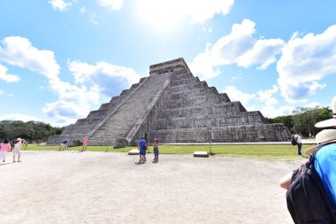 Kukulkan Piramidi (El Castillo veya Kukulkan Tapınağı olarak da bilinir), Chichen Itza arkeolojik sahasının merkezinde yer alan Mezoamerikan piramidi. Basamaklı piramit, tüylü yılan tanrı Kukulkan 'ın anısına bir tapınaktır. 